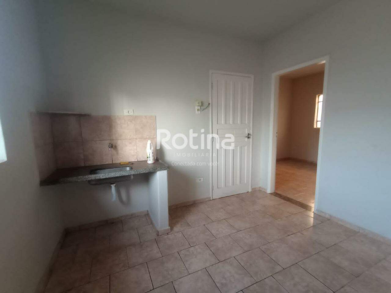 Casa para alugar, 3 quartos em Uberlândia no bairro Santa Mônica no valor de R$ 1.800,00 - Rotina Imobiliária: 