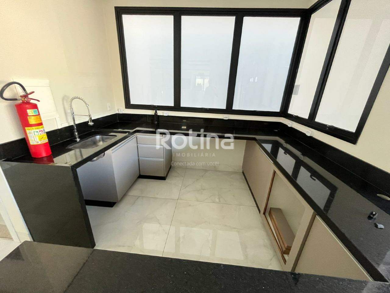 Loja para alugar, em Uberlândia no bairro Nossa Senhora Aparecida no valor de R$ 3.800,00 - Rotina Imobiliária: 