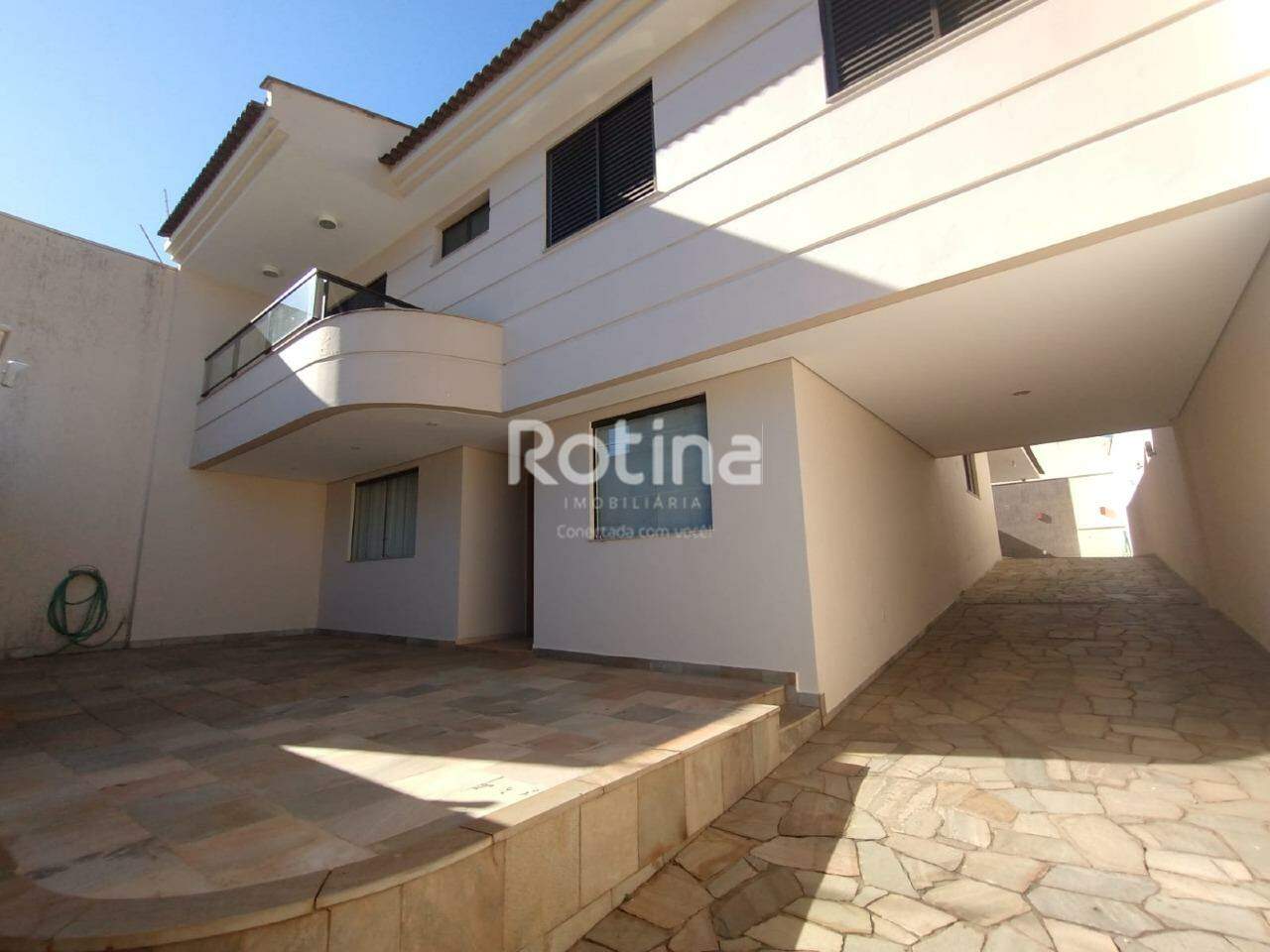 Casa para alugar, 3 quartos em Uberlândia no bairro Lídice no valor de R$ 6.200,00 - Rotina Imobiliária: 