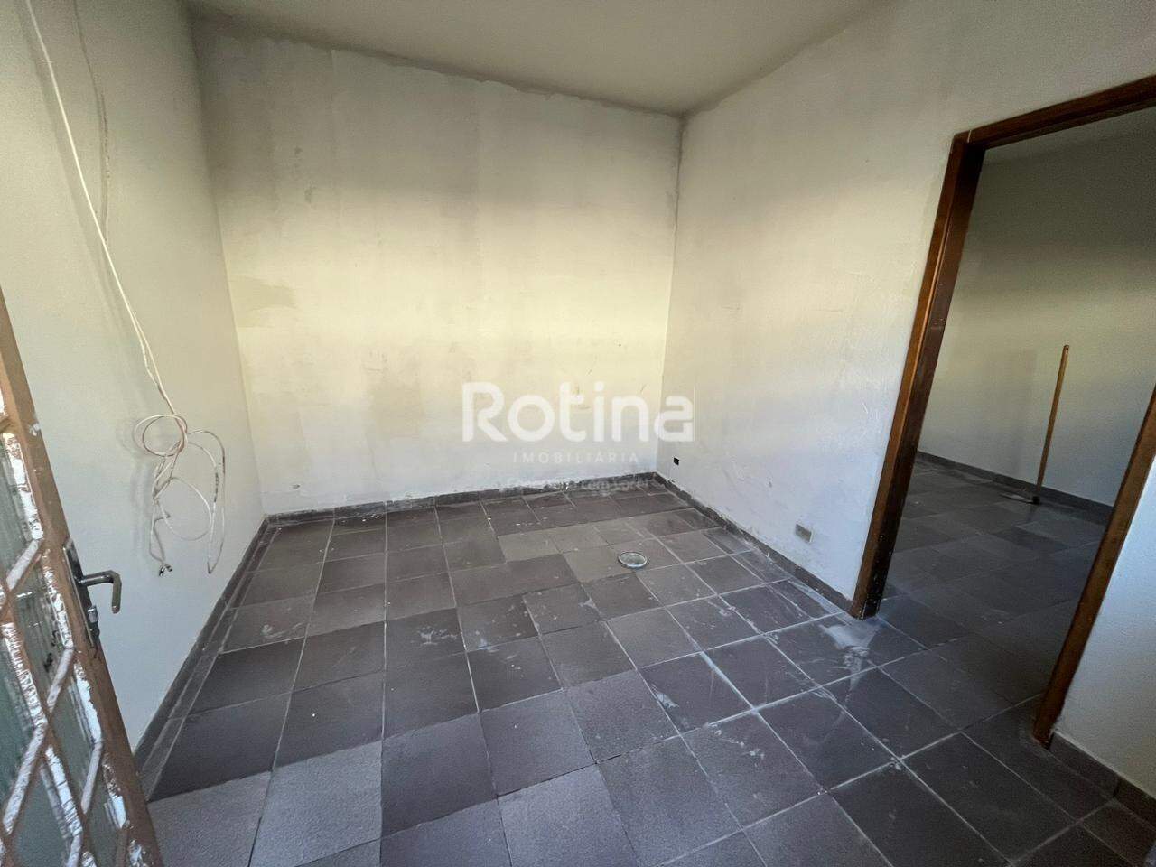 Casa para alugar, 2 quartos em Uberlândia no bairro Segismundo Pereira no valor de R$ 1.150,00 - Rotina Imobiliária: 
