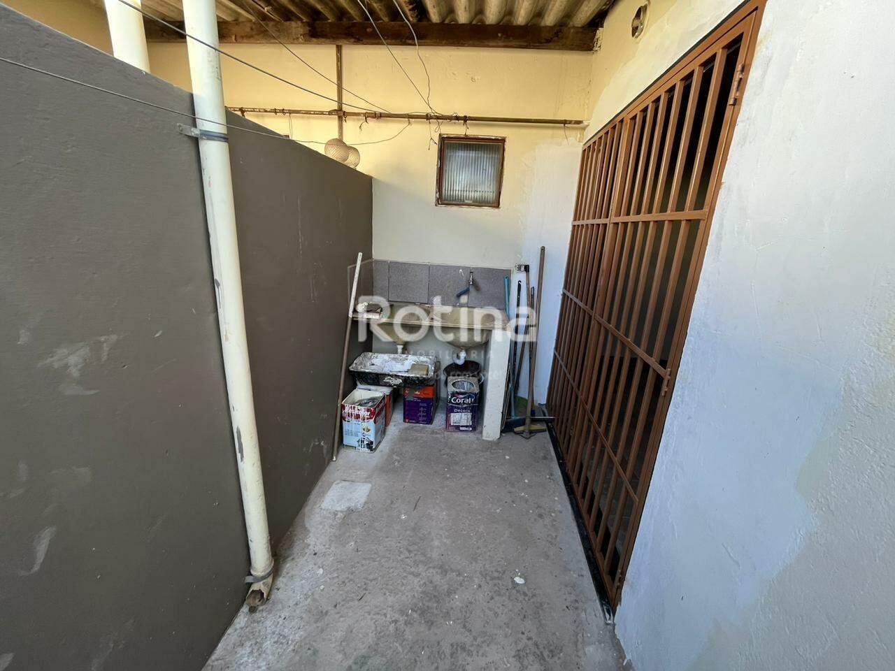 Casa para alugar, 2 quartos em Uberlândia no bairro Segismundo Pereira no valor de R$ 1.150,00 - Rotina Imobiliária: 
