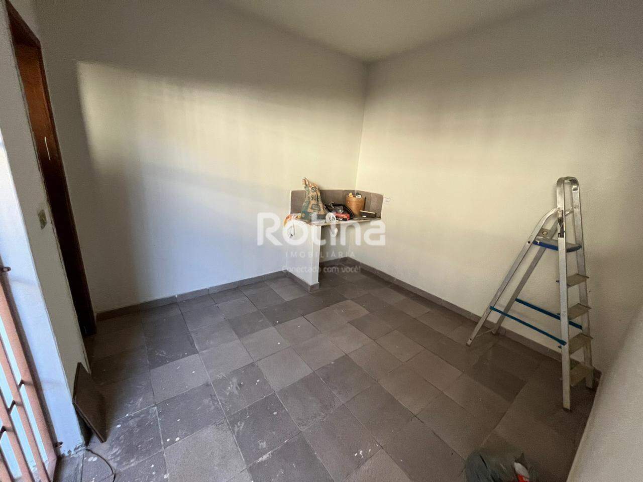 Casa para alugar, 2 quartos em Uberlândia no bairro Segismundo Pereira no valor de R$ 1.150,00 - Rotina Imobiliária: 