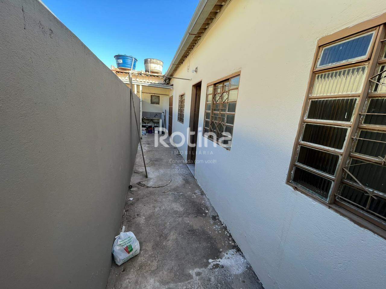 Casa para alugar, 2 quartos em Uberlândia no bairro Segismundo Pereira no valor de R$ 1.150,00 - Rotina Imobiliária: 