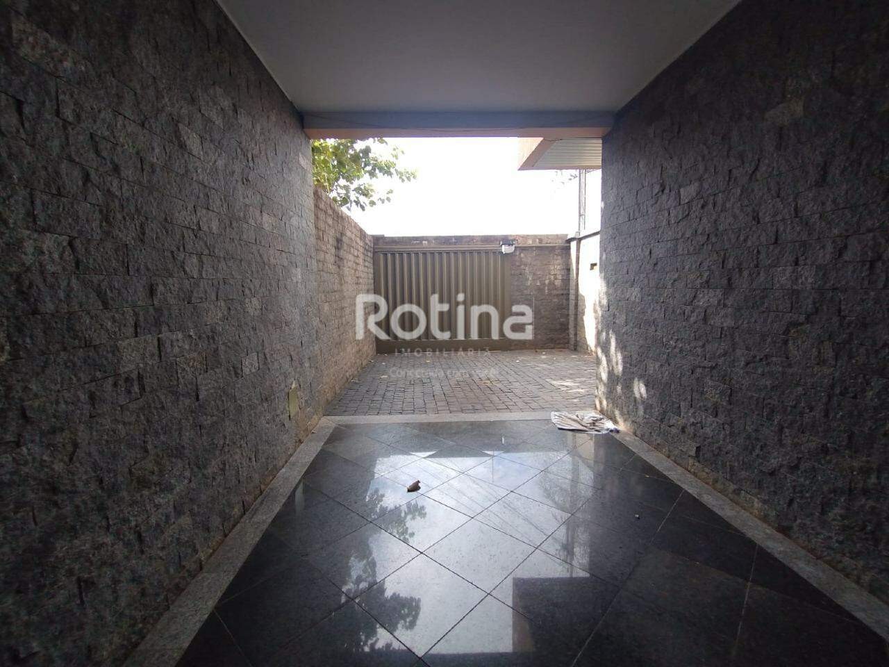 Casa para alugar, 3 quartos em Uberlândia no bairro Santa Mônica no valor de R$ 2.600,00 - Rotina Imobiliária: 