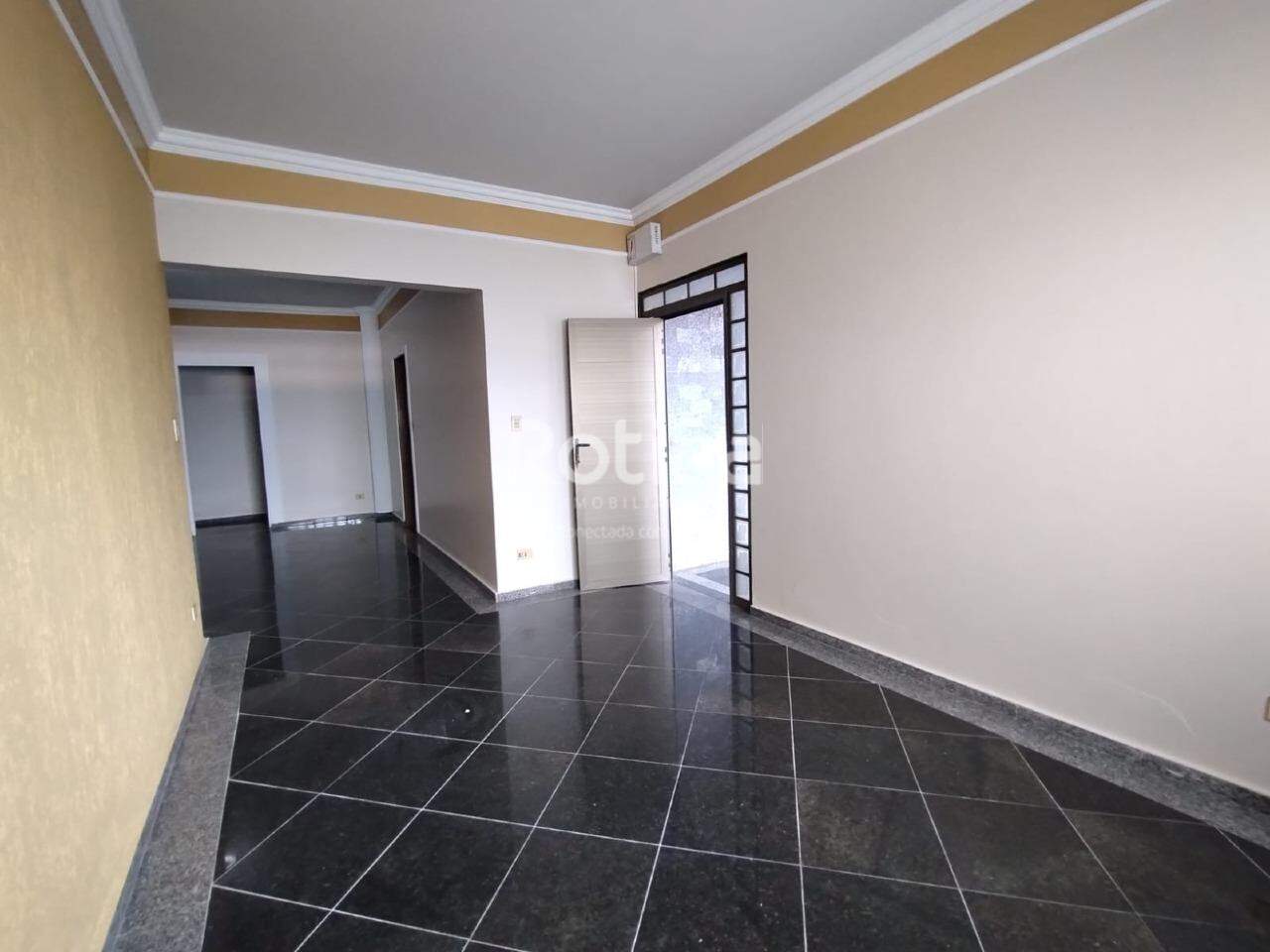 Casa para alugar, 3 quartos em Uberlândia no bairro Santa Mônica no valor de R$ 2.600,00 - Rotina Imobiliária: 
