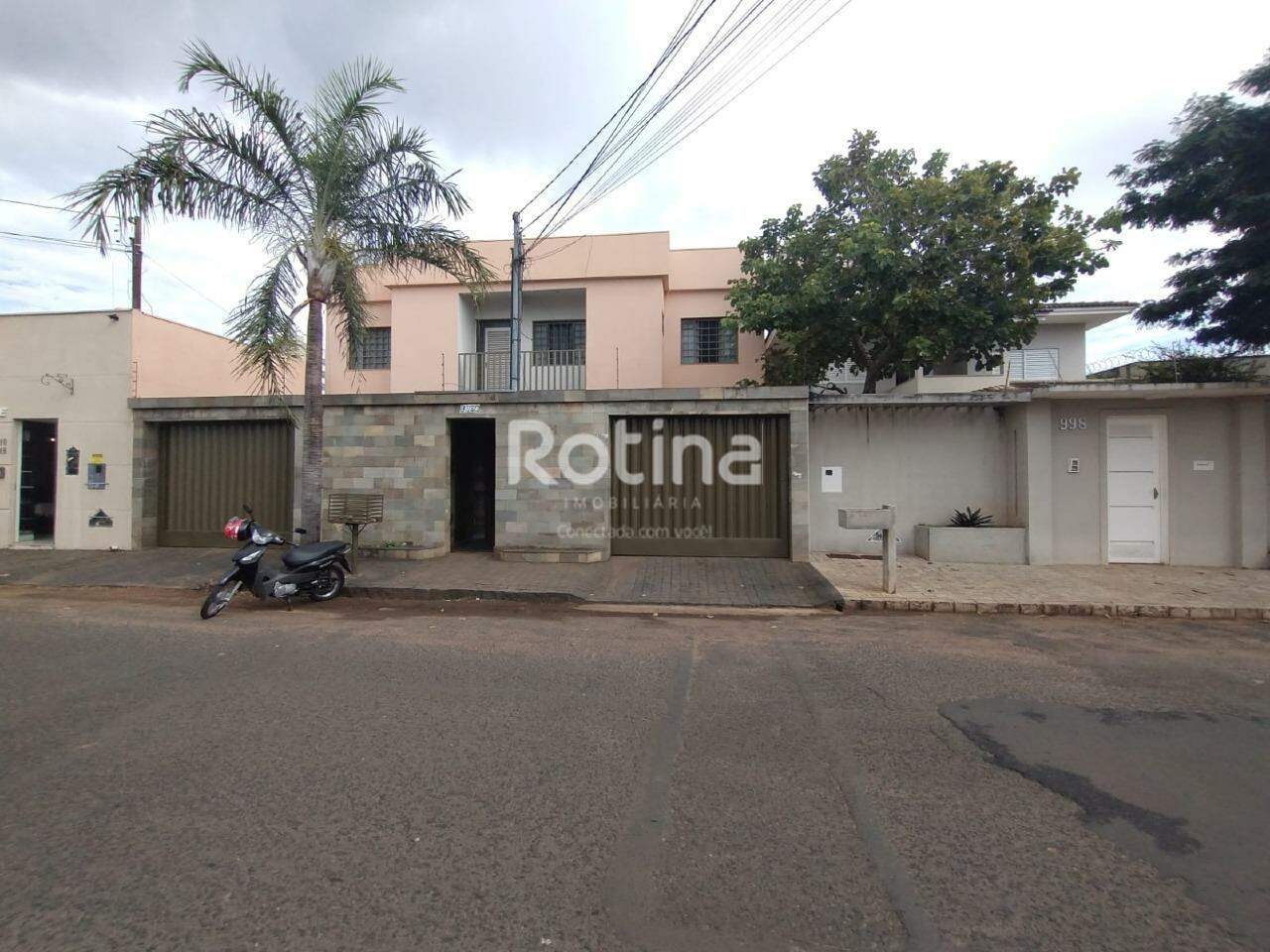 Casa para alugar, 3 quartos em Uberlândia no bairro Santa Mônica no valor de R$ 2.600,00 - Rotina Imobiliária: 