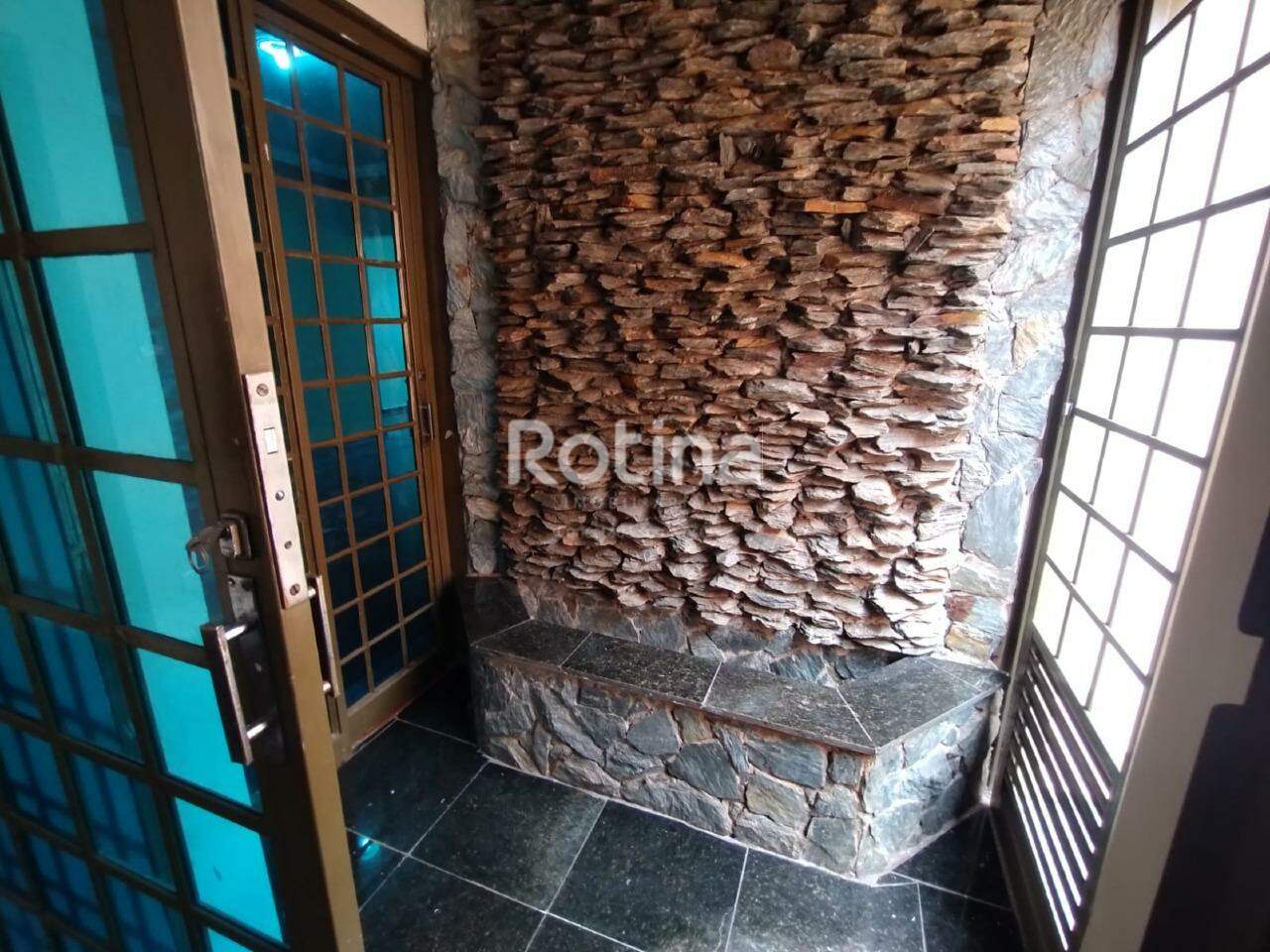 Casa para alugar, 3 quartos em Uberlândia no bairro Santa Mônica no valor de R$ 2.600,00 - Rotina Imobiliária: 
