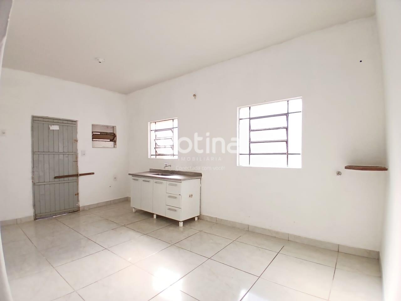 Casa para alugar, 2 quartos em Uberlândia no bairro Osvaldo Rezende no valor de R$ 1.800,00 - Rotina Imobiliária: 