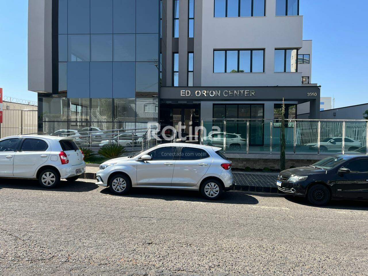 Sala para alugar, em Uberlândia no bairro Nossa Senhora Aparecida no valor de R$ 1.900,00 - Rotina Imobiliária: 