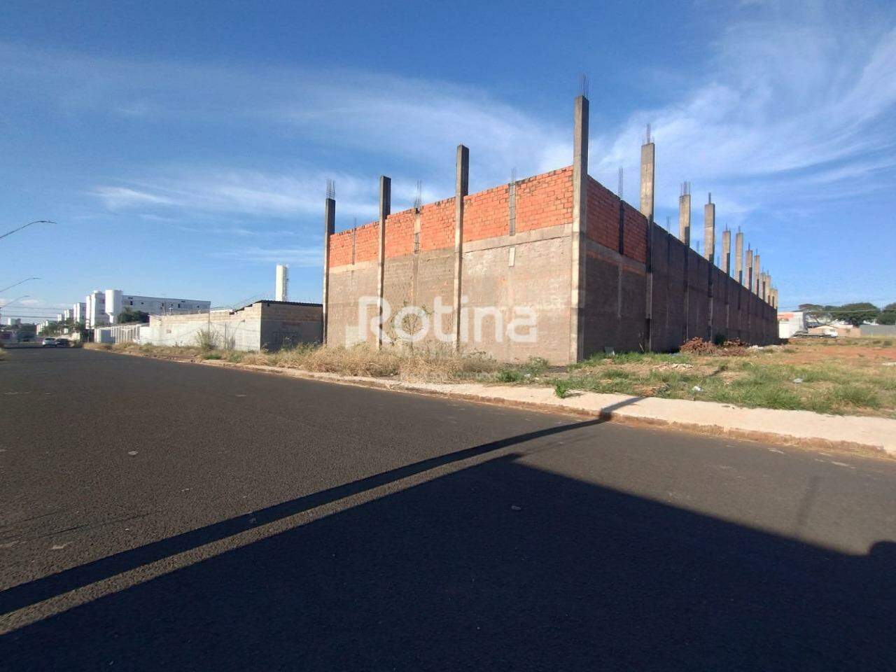 Área para alugar, em Uberlândia no bairro Aclimação no valor de R$ 6.000,00 - Rotina Imobiliária: 