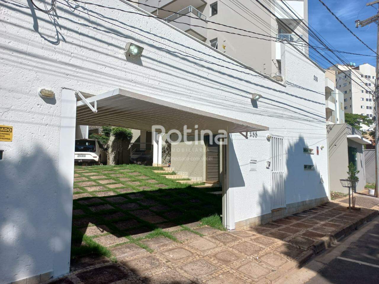 Casa para alugar, 3 quartos em Uberlândia no bairro Tubalina no valor de R$ 7.000,00 - Rotina Imobiliária: 