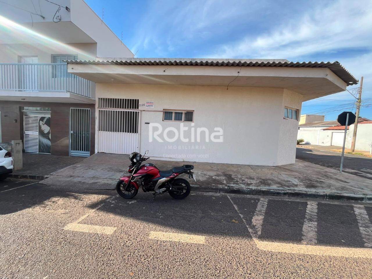 Casa para alugar, 3 quartos em Uberlândia no bairro Santa Mônica no valor de R$ 1.700,00 - Rotina Imobiliária: 