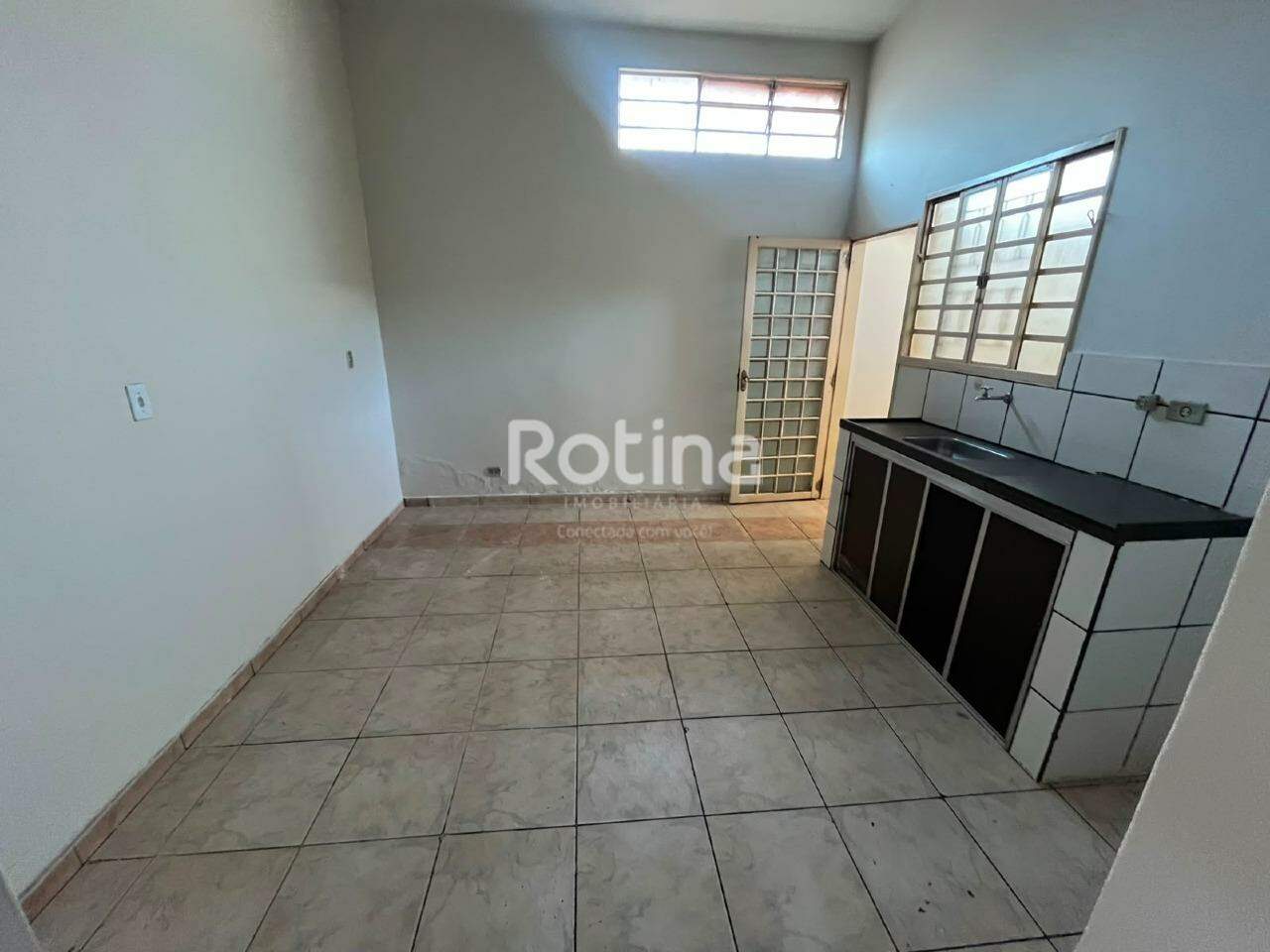 Casa para alugar, 3 quartos em Uberlândia no bairro Santa Mônica no valor de R$ 1.700,00 - Rotina Imobiliária: 