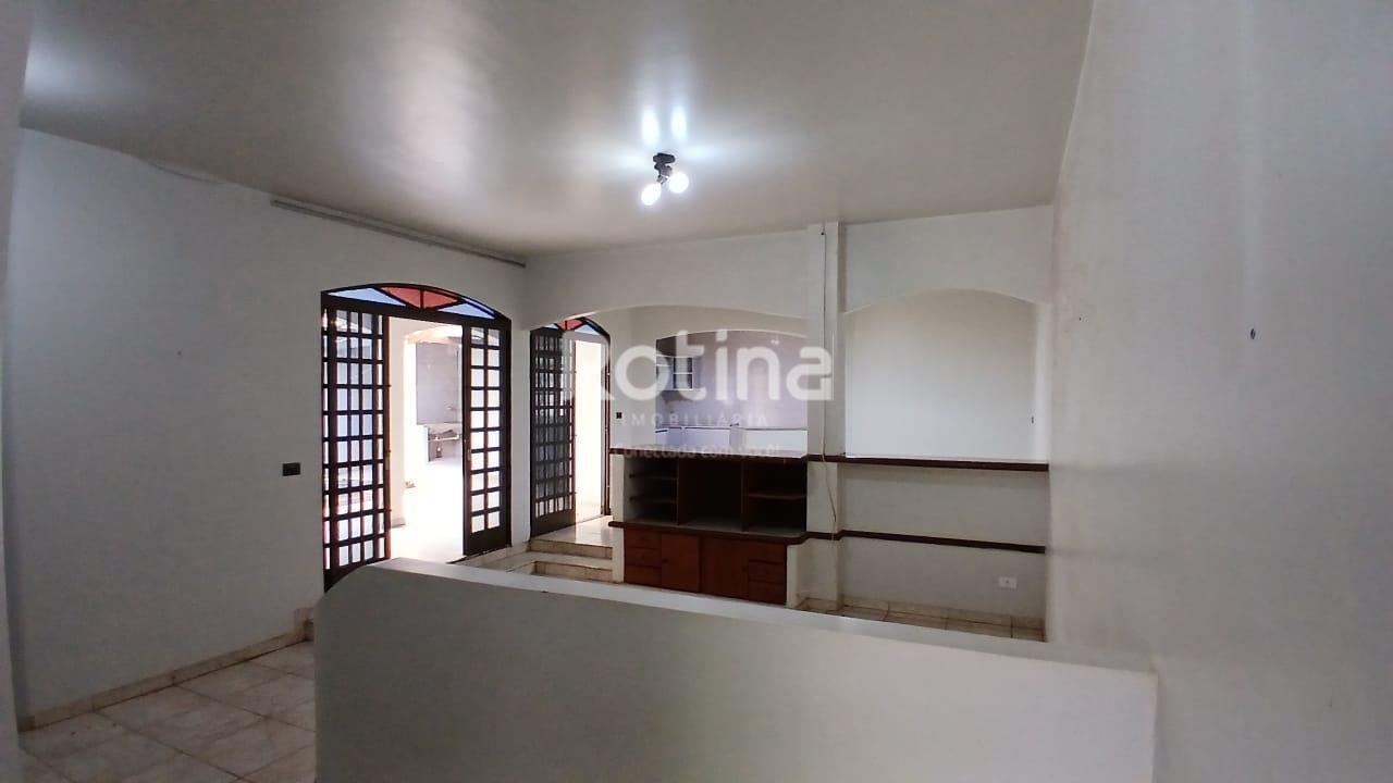 Casa para alugar, 5 quartos em Uberlândia no bairro Santa Mônica no valor de R$ 2.500,00 - Rotina Imobiliária: 