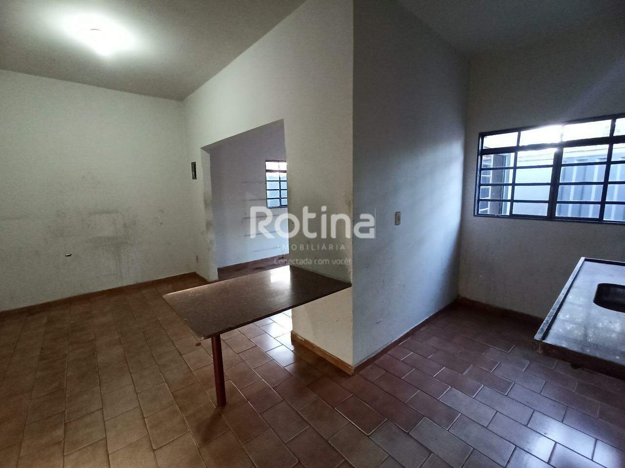 Casa para alugar, 4 quartos em Uberlândia no bairro Jardim das Palmeiras no valor de R$ 2.000,00 - Rotina Imobiliária: 