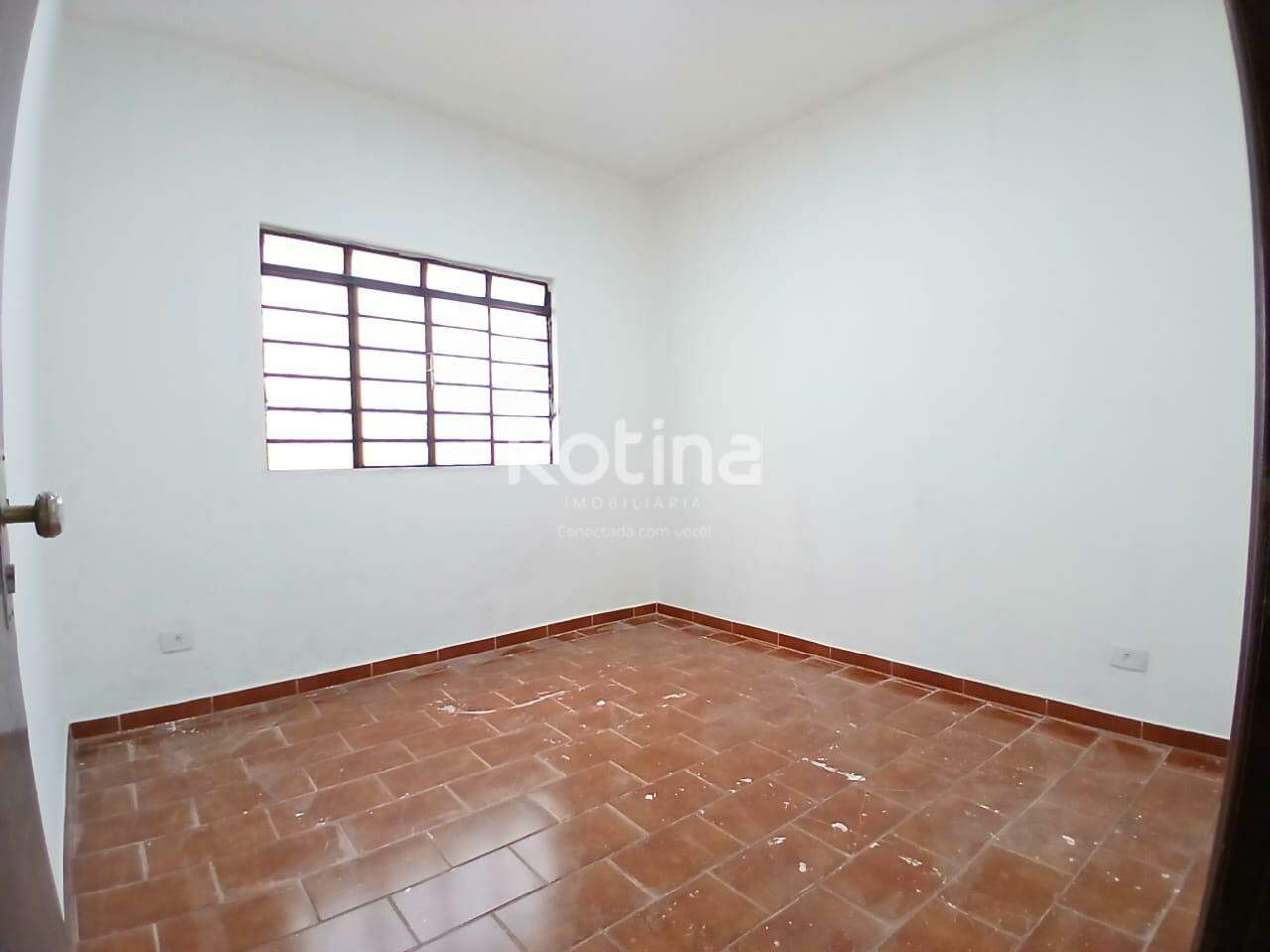 Casa para alugar, 2 quartos em Uberlândia no bairro Cazeca no valor de R$ 1.200,00 - Rotina Imobiliária: 