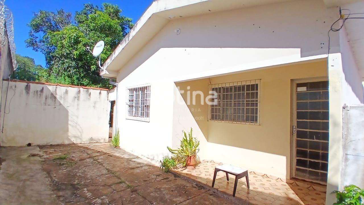 Casa para alugar, 2 quartos em Uberlândia no bairro Brasil no valor de R$ 1.200,00 - Rotina Imobiliária: 