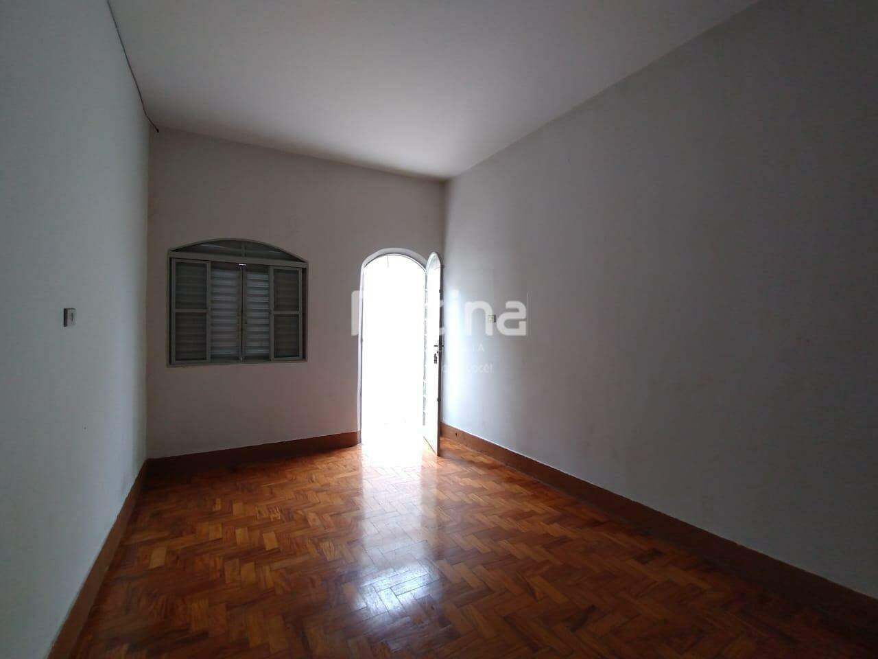 Casa para alugar, 4 quartos em Uberlândia no bairro Nossa Senhora Aparecida no valor de R$ 3.000,00 - Rotina Imobiliária: 