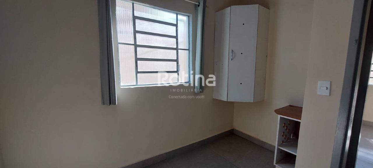 Casa para alugar, 3 quartos em Uberlândia no bairro Cazeca no valor de R$ 1.600,00 - Rotina Imobiliária: 