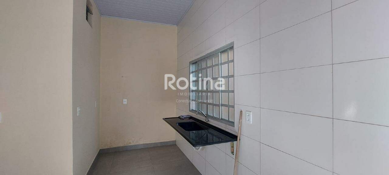 Casa para alugar, 3 quartos em Uberlândia no bairro Cazeca no valor de R$ 1.600,00 - Rotina Imobiliária: 