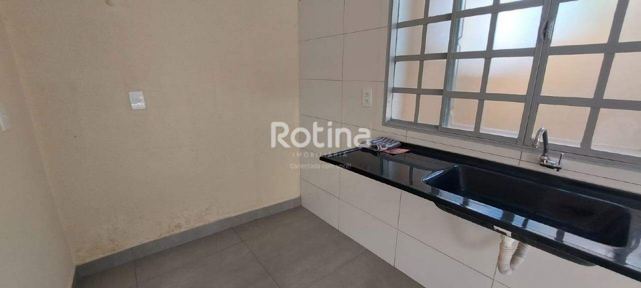 Casa para alugar, 3 quartos em Uberlândia no bairro Cazeca no valor de R$ 1.600,00 - Rotina Imobiliária: 