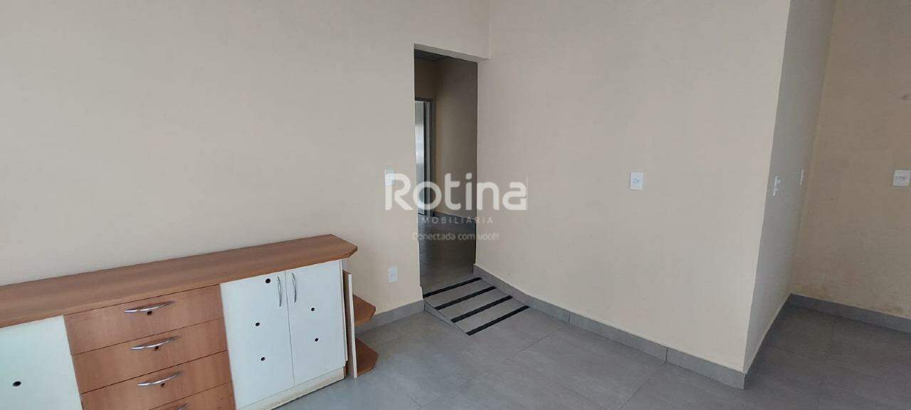 Casa para alugar, 3 quartos em Uberlândia no bairro Cazeca no valor de R$ 1.600,00 - Rotina Imobiliária: 