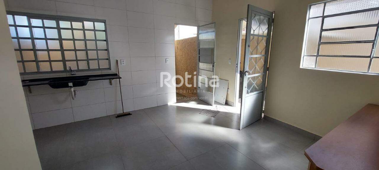 Casa para alugar, 3 quartos em Uberlândia no bairro Cazeca no valor de R$ 1.600,00 - Rotina Imobiliária: 