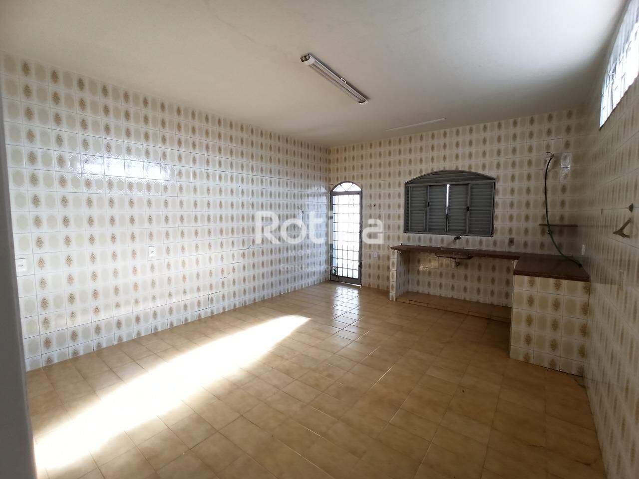 Casa para alugar, 3 quartos em Uberlândia no bairro Tibery no valor de R$ 2.200,00 - Rotina Imobiliária: 