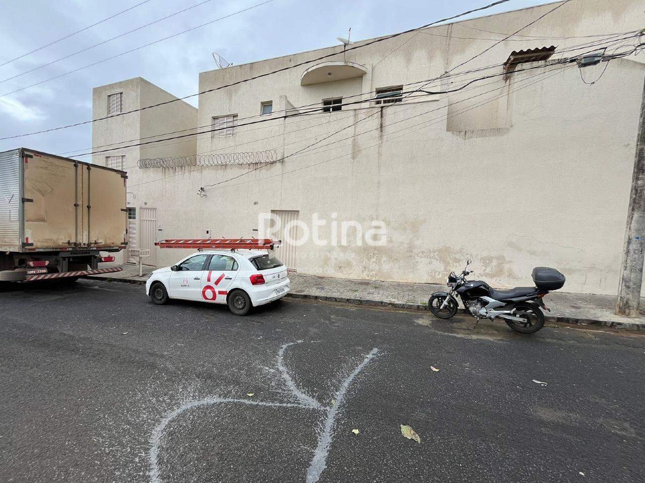 Casa para alugar, 3 quartos em Uberlândia no bairro Tibery no valor de R$ 1.600,00 - Rotina Imobiliária: 