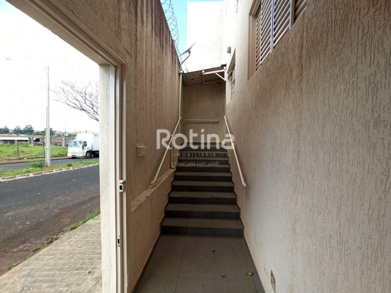 Casa para alugar, 3 quartos em Uberlândia no bairro Tibery no valor de R$ 1.600,00 - Rotina Imobiliária: 
