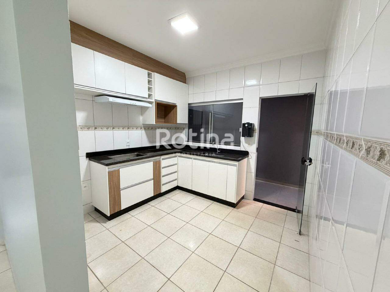 Casa para alugar, 3 quartos em Uberlândia no bairro Granada no valor de R$ 4.500,00 - Rotina Imobiliária: 