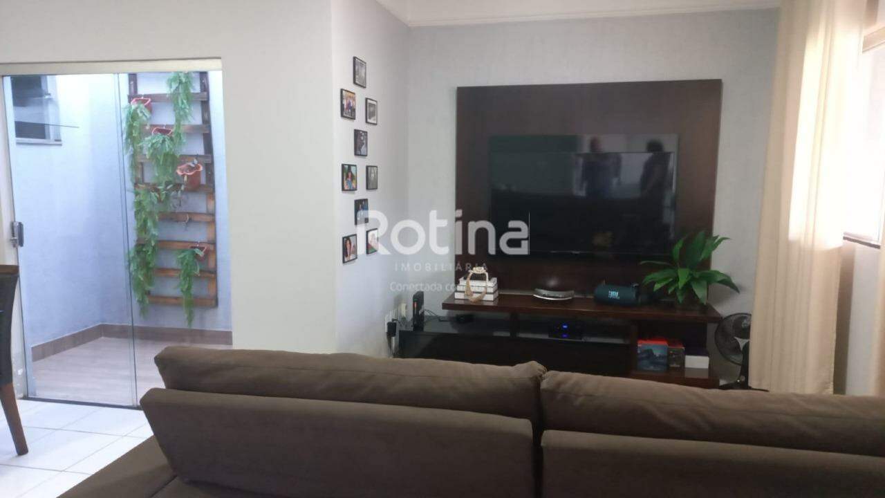 Casa para alugar, 3 quartos em Uberlândia no bairro Granada no valor de R$ 4.500,00 - Rotina Imobiliária: 