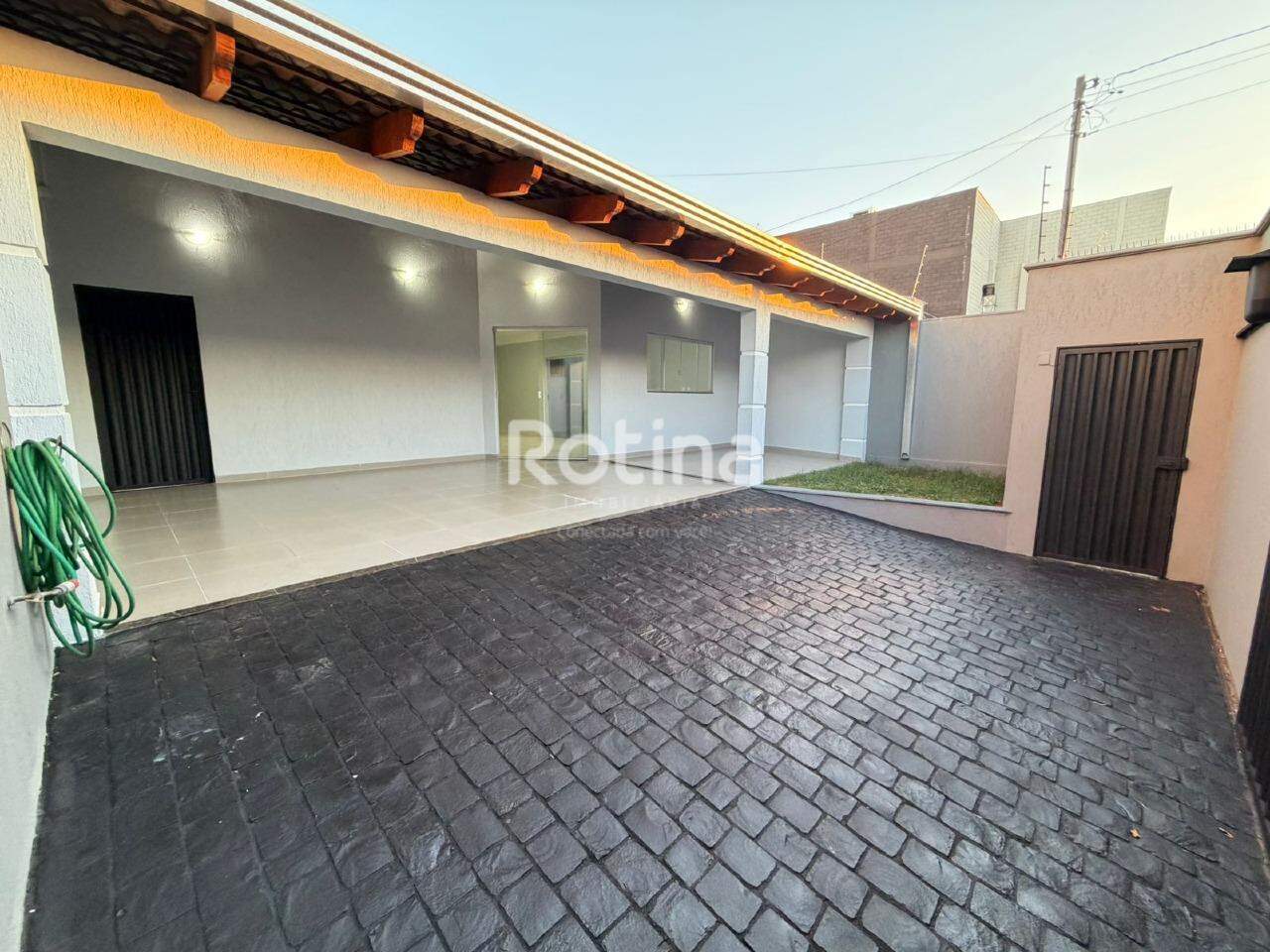 Casa para alugar, 3 quartos em Uberlândia no bairro Granada no valor de R$ 4.500,00 - Rotina Imobiliária: 