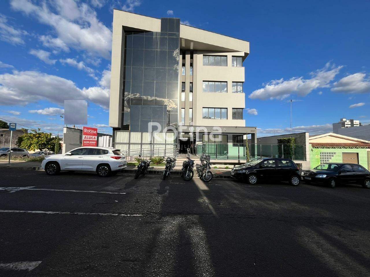 Sala para alugar, em Uberlândia no bairro Nossa Senhora Aparecida no valor de R$ 1.950,00 - Rotina Imobiliária: 
