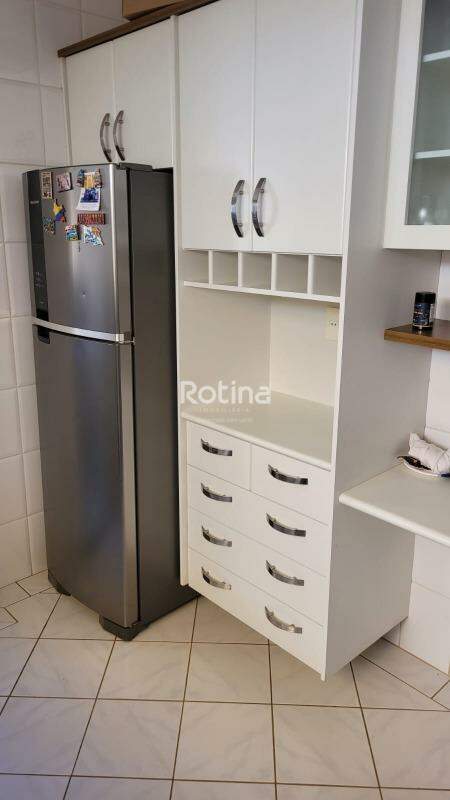 Apartamento para alugar, 3 quartos em Uberlândia no bairro Santa Mônica no valor de R$ 2.500,00 - Rotina Imobiliária: 