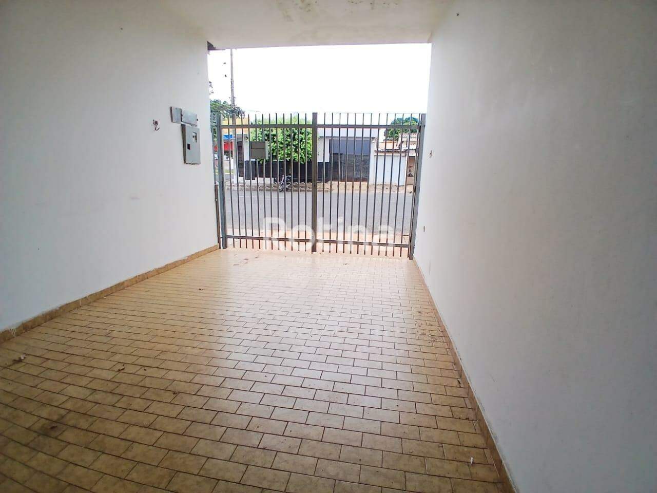 Casa para alugar, 3 quartos em Uberlândia no bairro Tibery no valor de R$ 1.500,00 - Rotina Imobiliária: 