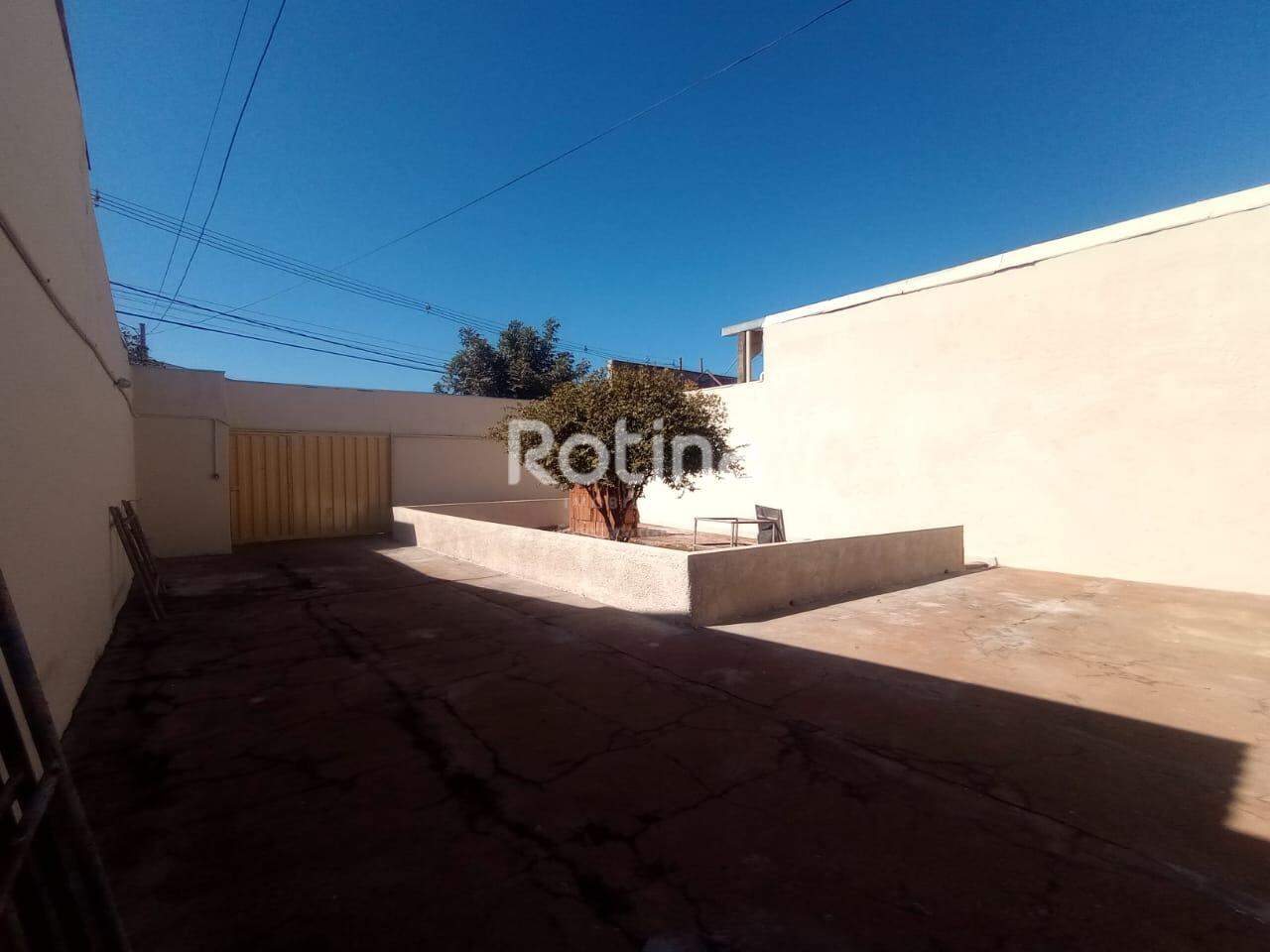 Casa para alugar, 3 quartos em Uberlândia no bairro Segismundo Pereira no valor de R$ 2.470,00 - Rotina Imobiliária: 