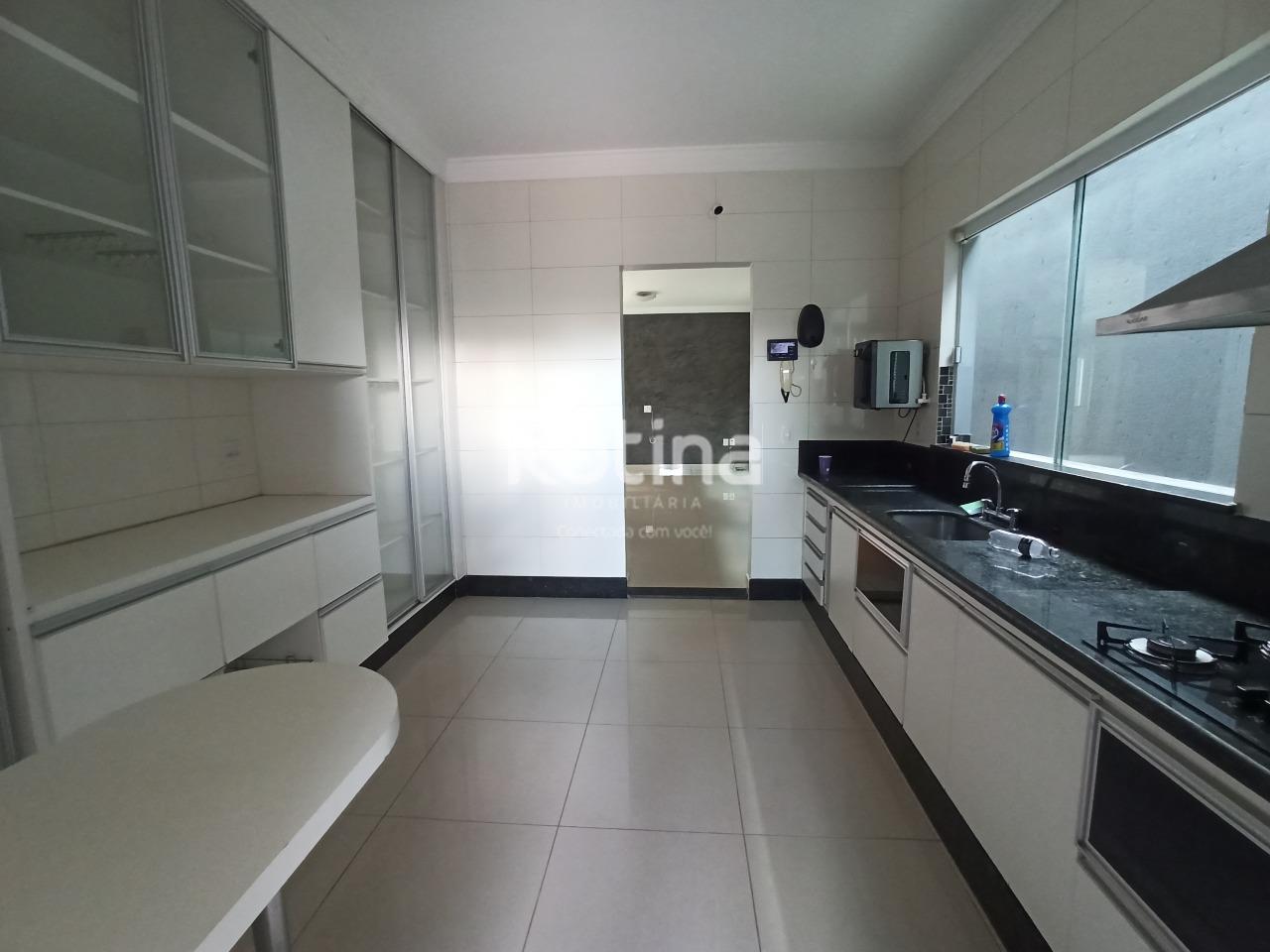 Casa para alugar, 3 quartos em Uberlândia no bairro Cidade Jardim no valor de R$ 4.700,00 - Rotina Imobiliária: 