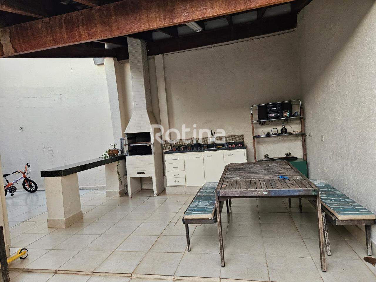 Casa à venda, 3 quartos em Uberlândia no bairro Martins no valor de R$ 550.000,00 - Rotina Imobiliária: 