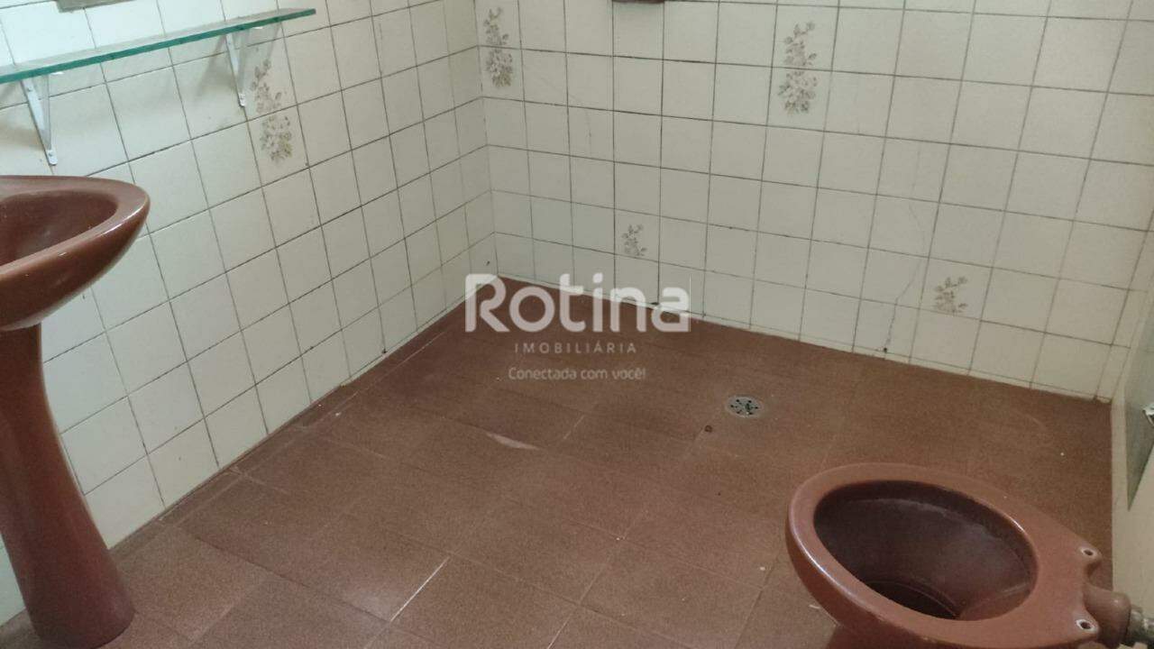 Casa para alugar, 3 quartos em Uberlândia no bairro Santa Mônica no valor de R$ 2.800,00 - Rotina Imobiliária: 