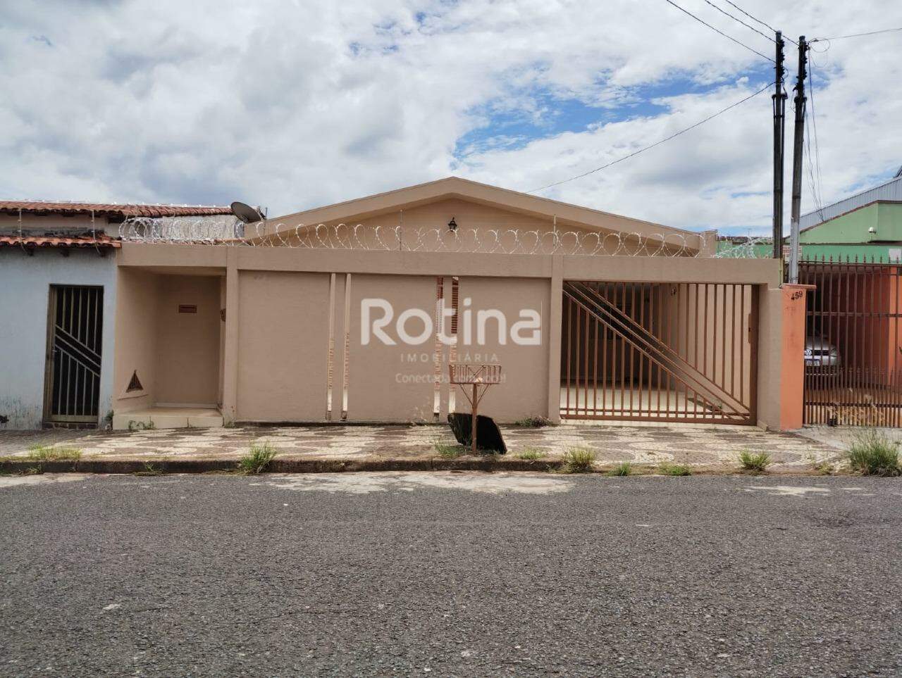 Casa para alugar, 3 quartos em Uberlândia no bairro Brasil no valor de R$ 2.500,00 - Rotina Imobiliária: 