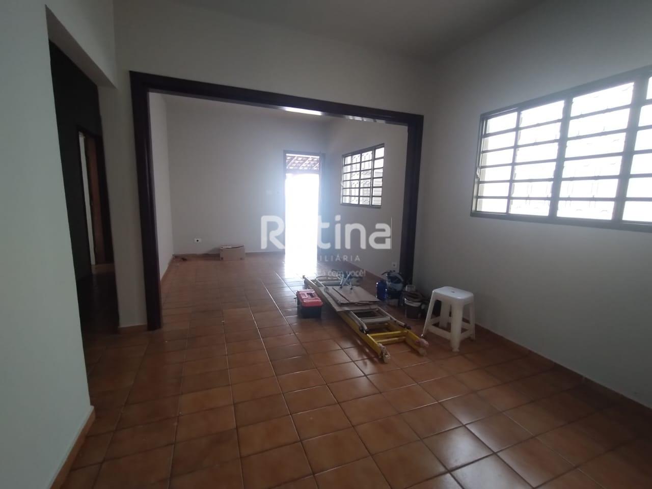Casa para alugar, 3 quartos em Uberlândia no bairro Nossa Senhora das Graças no valor de R$ 1.850,00 - Rotina Imobiliária: 