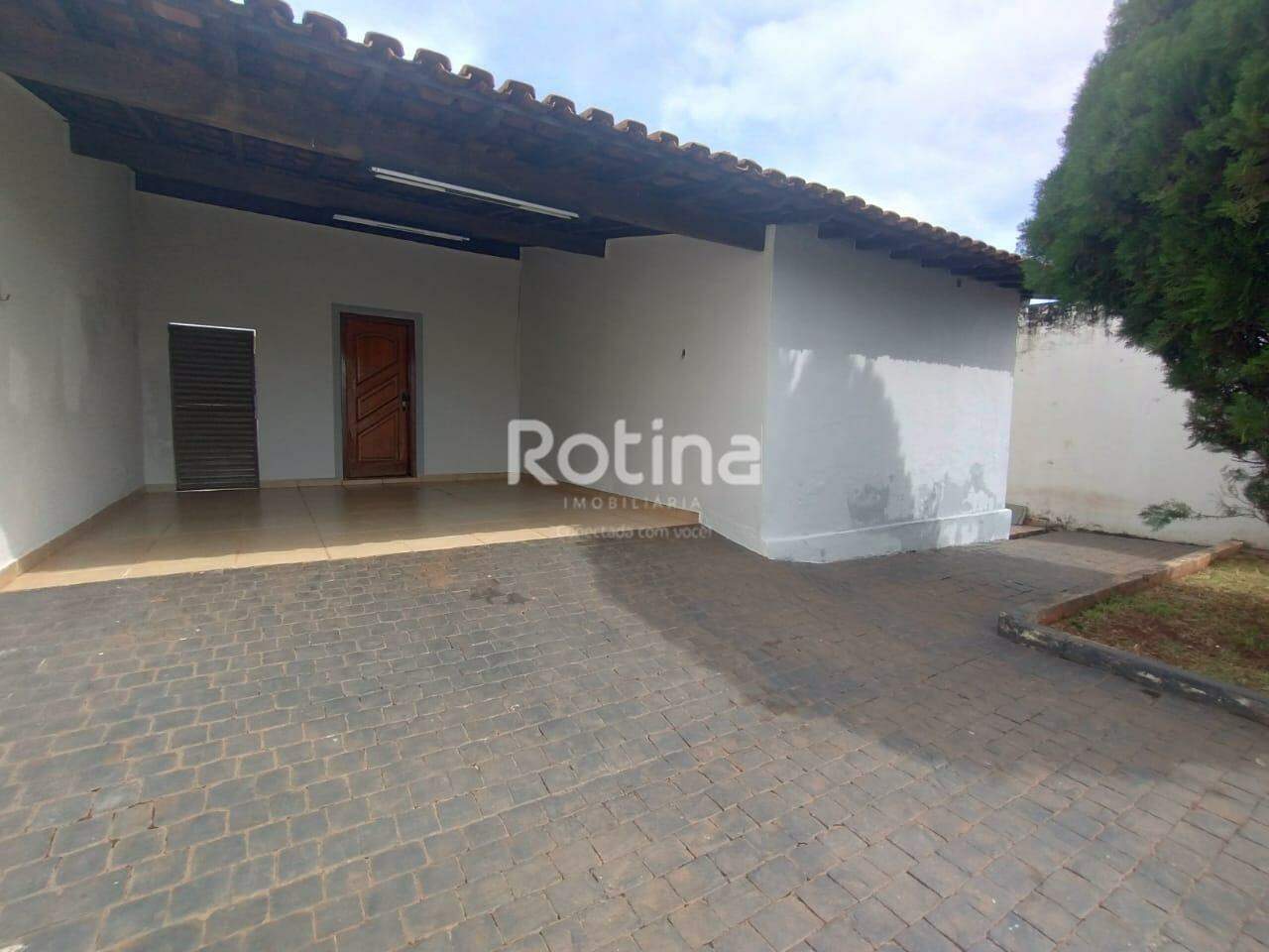 Casa para alugar, 3 quartos em Uberlândia no bairro Nossa Senhora das Graças no valor de R$ 1.850,00 - Rotina Imobiliária: 