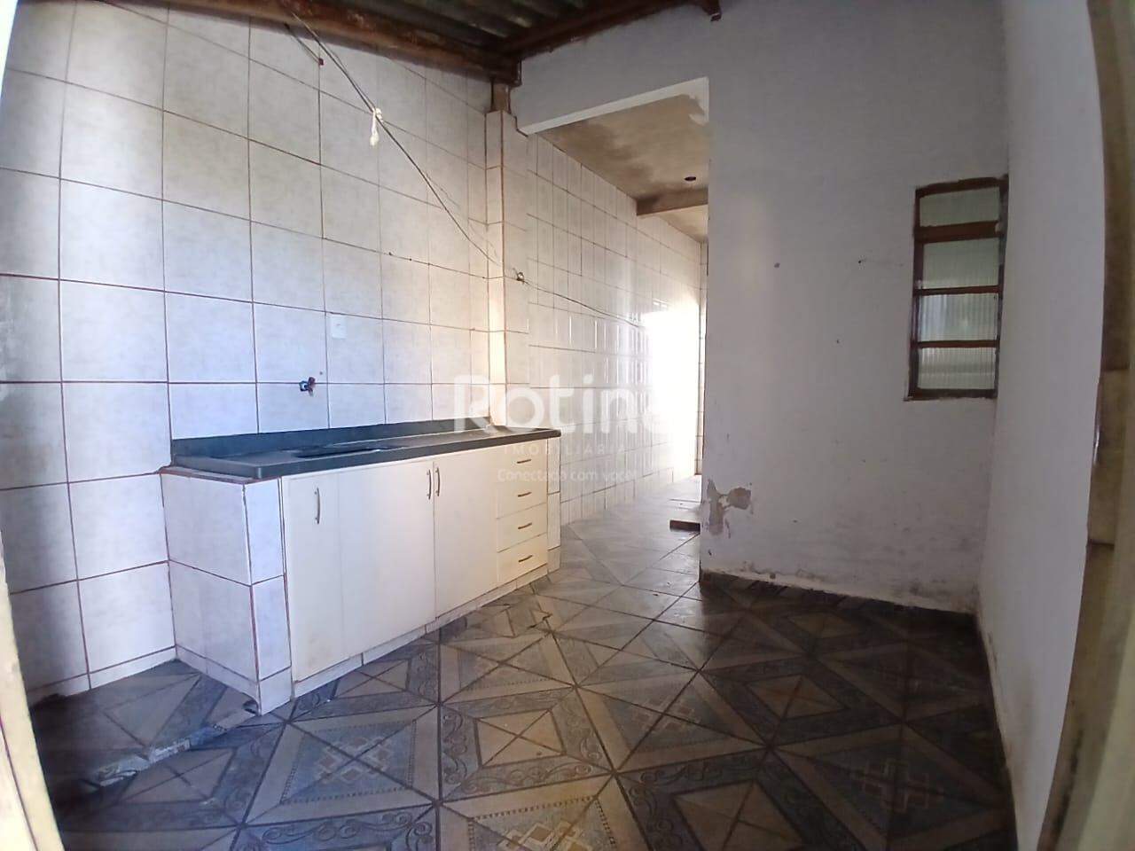 Casa para alugar, 3 quartos em Uberlândia no bairro Morumbi no valor de R$ 1.200,00 - Rotina Imobiliária: 