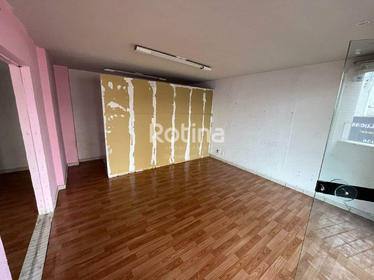 Sala para alugar, em Uberlândia no bairro Centro no valor de R$ 800,00 - Rotina Imobiliária: 