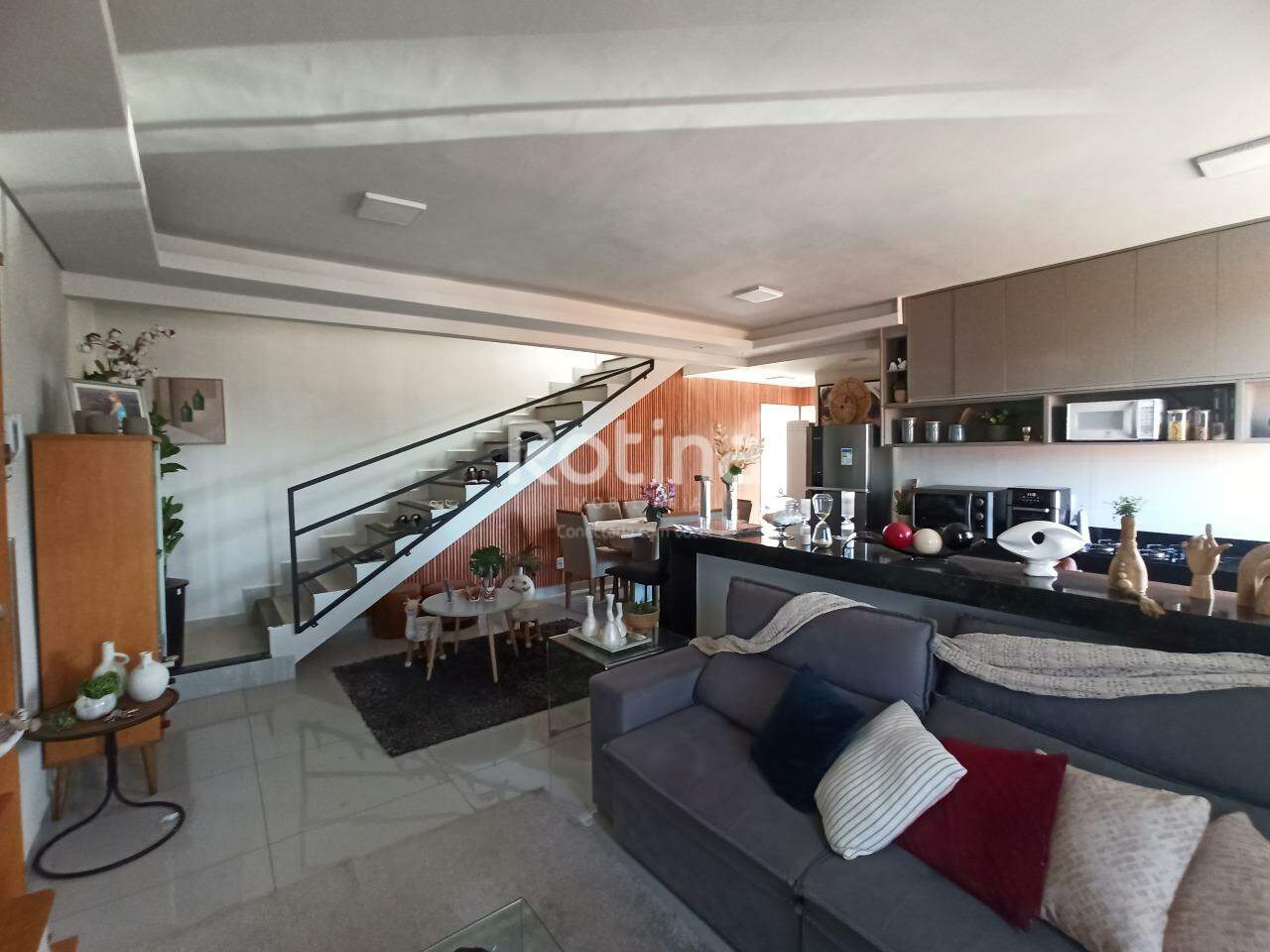 Apartamento para alugar, 2 quartos em Uberlândia no bairro Segismundo Pereira no valor de R$ 3.800,00 - Rotina Imobiliária: 