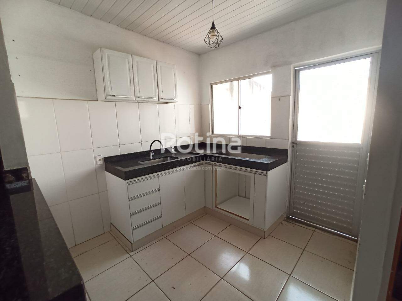 Casa para alugar, 3 quartos em Uberlândia no bairro Loteamento Residencial Pequis no valor de R$ 1.300,00 - Rotina Imobiliária: 