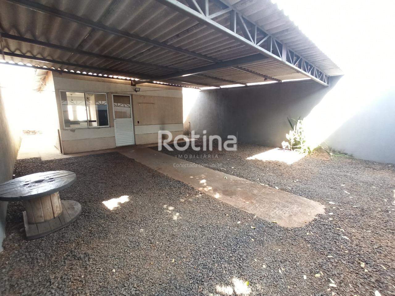 Casa para alugar, 3 quartos em Uberlândia no bairro Loteamento Residencial Pequis no valor de R$ 1.300,00 - Rotina Imobiliária: 
