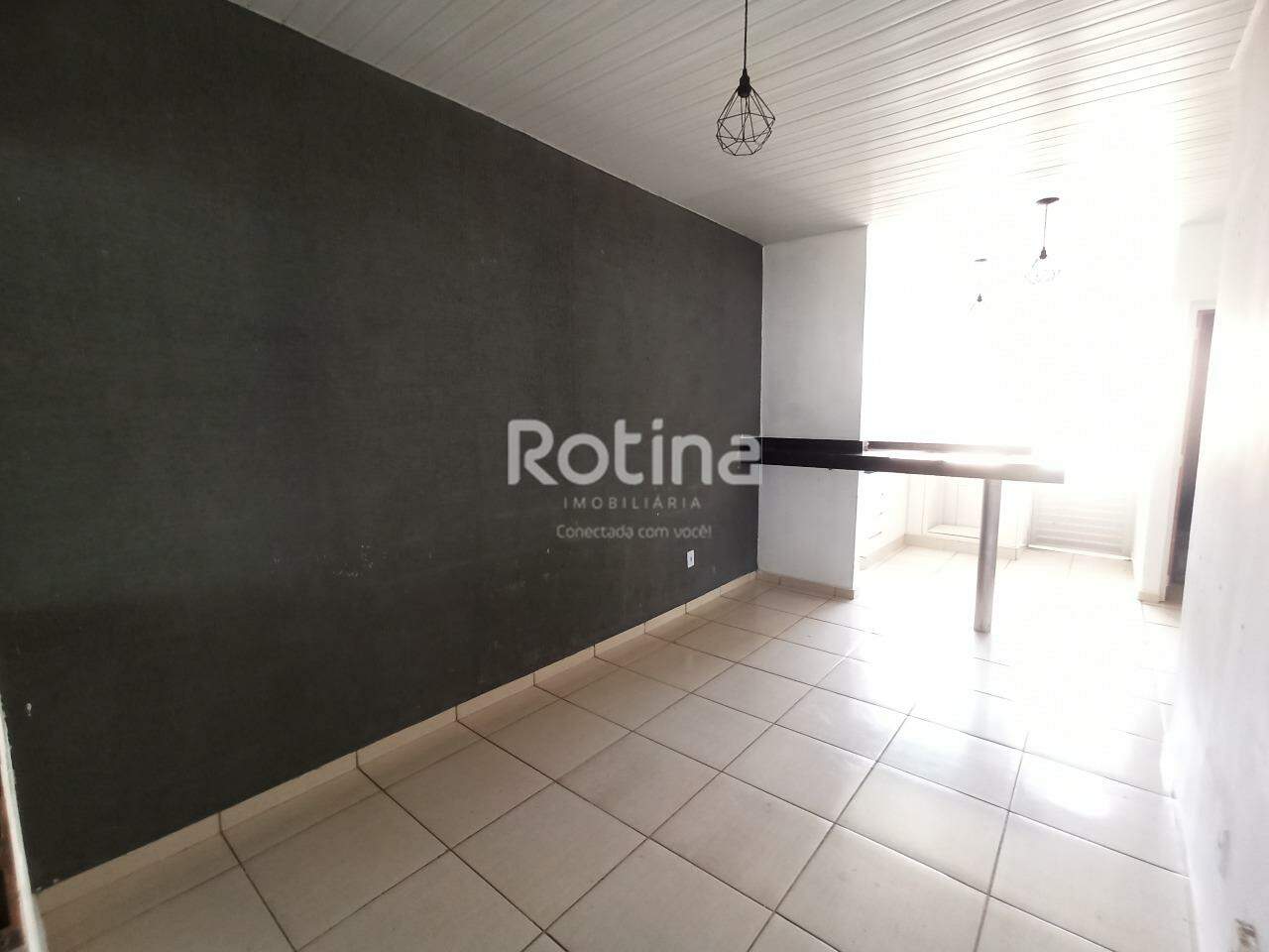 Casa para alugar, 3 quartos em Uberlândia no bairro Loteamento Residencial Pequis no valor de R$ 1.300,00 - Rotina Imobiliária: 
