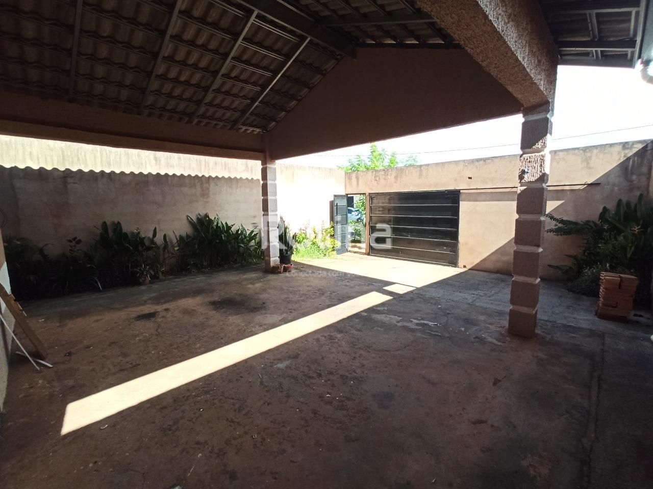 Casa para alugar, 2 quartos em Uberlândia no bairro Mansour III no valor de R$ 1.400,00 - Rotina Imobiliária: 